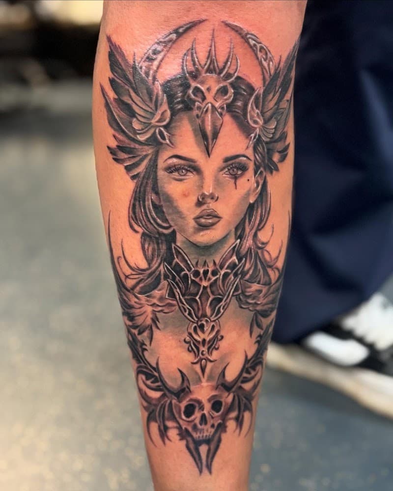 Realistische vrouw met schedel en vleugels op onderbeen.