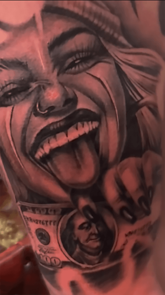 Realistisch portret van vrouw met muts en 100 dollar biljet.