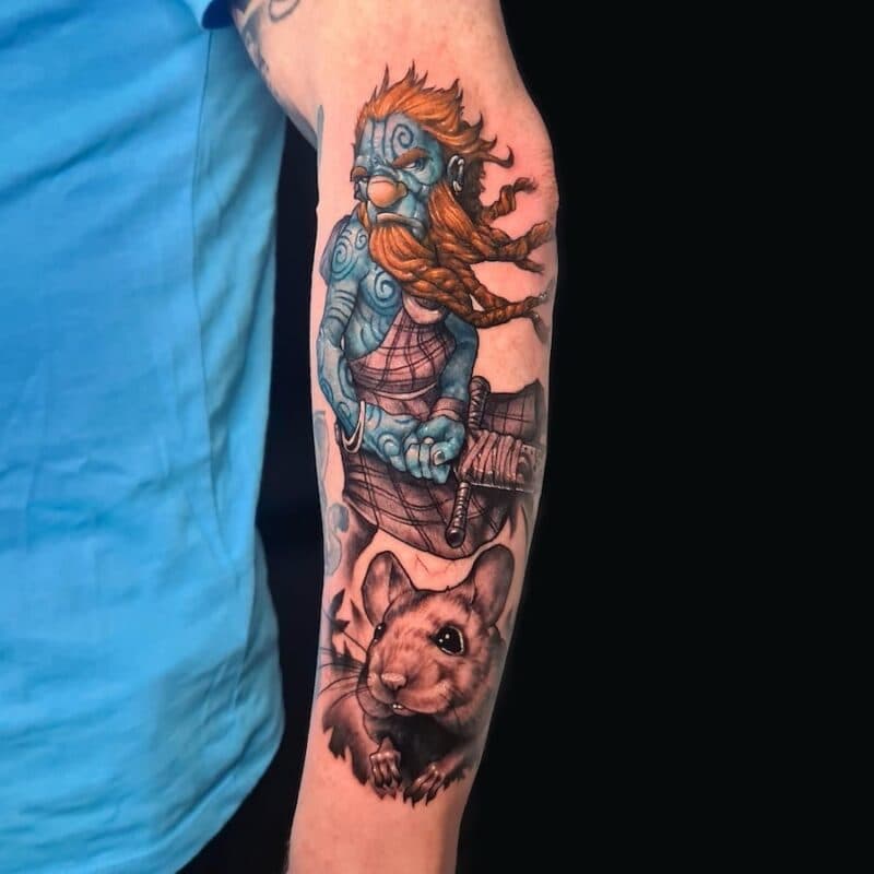 Kleurrijke dwerg met bijl en realistische muis op onderarm.