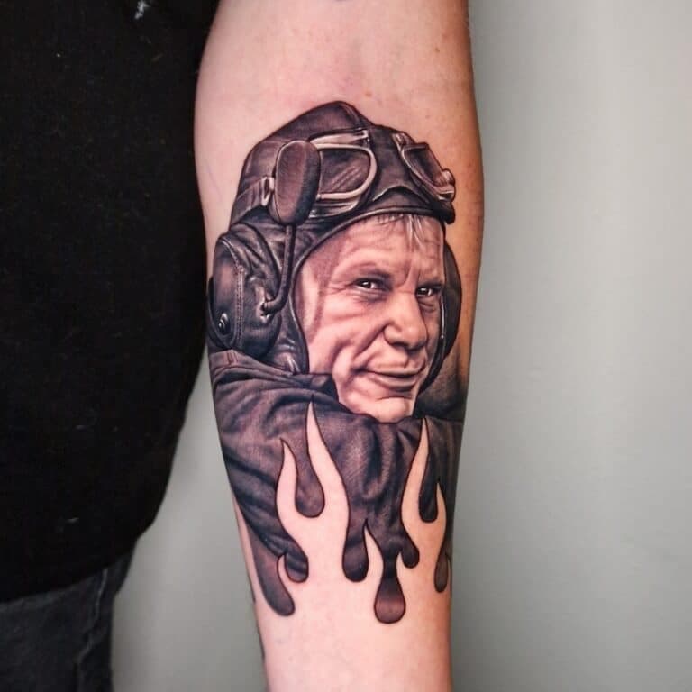 Realistisch portret van een man met vliegeniershelm en vlammen.