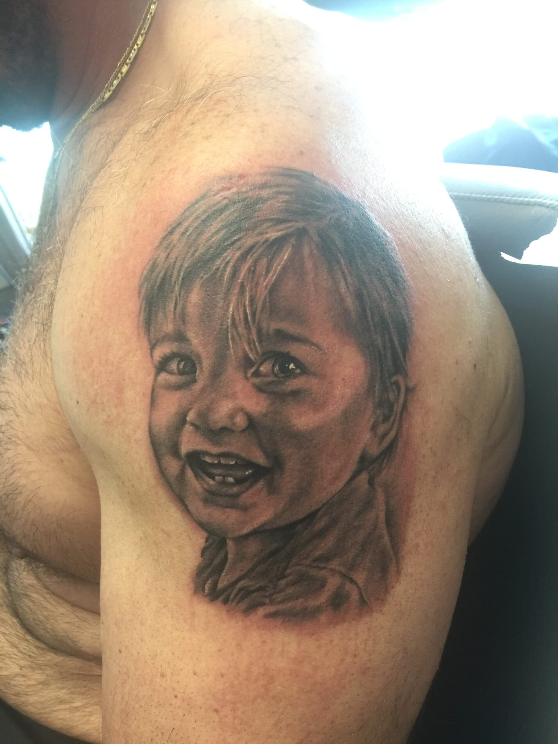 Realistisch portret van een lachend kind op de schouder.