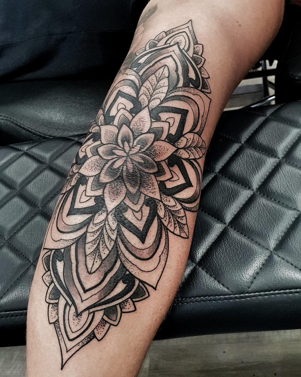 Grote mandala tattoo met dotwork op de onderarm.