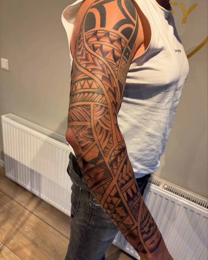 Grote Polynesische tribal sleeve op de volledige arm.