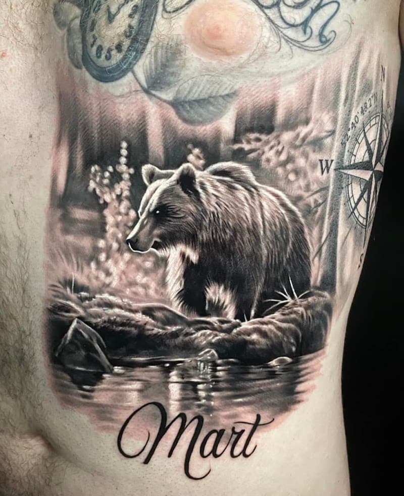 Realistische beer in bos aan water met naam 'Mart'.