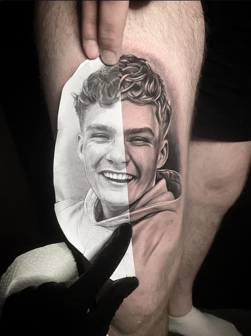 Realistisch portret van een lachende jongeman op het bovenbeen.