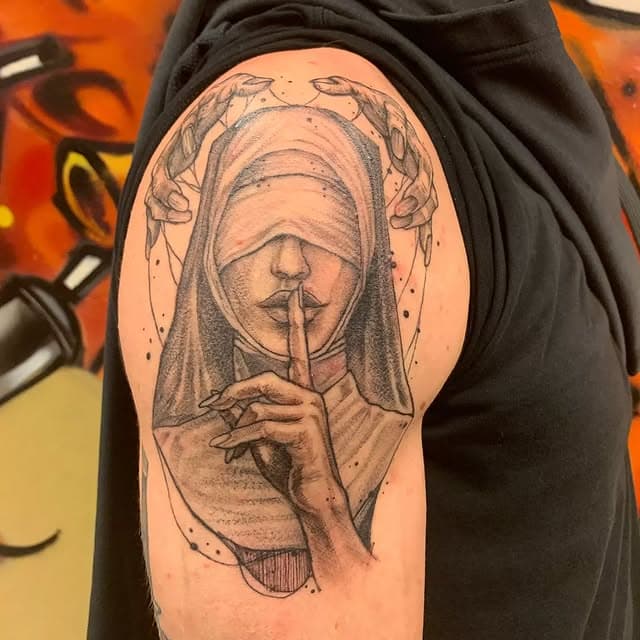 Zwart-wit tattoo van een geblinddoekte non die 'ssst' gebaar maakt.