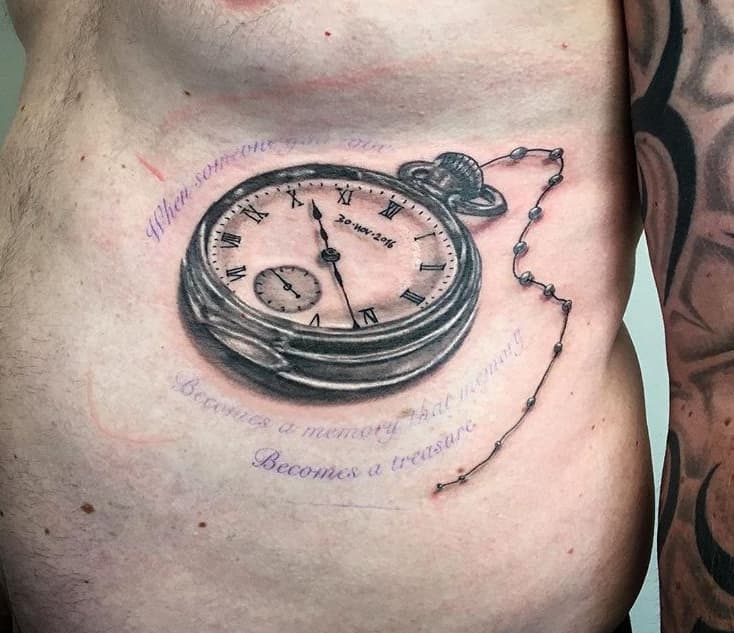 Realistisch zakhorloge met herdenkingstekst en datum op de ribben.