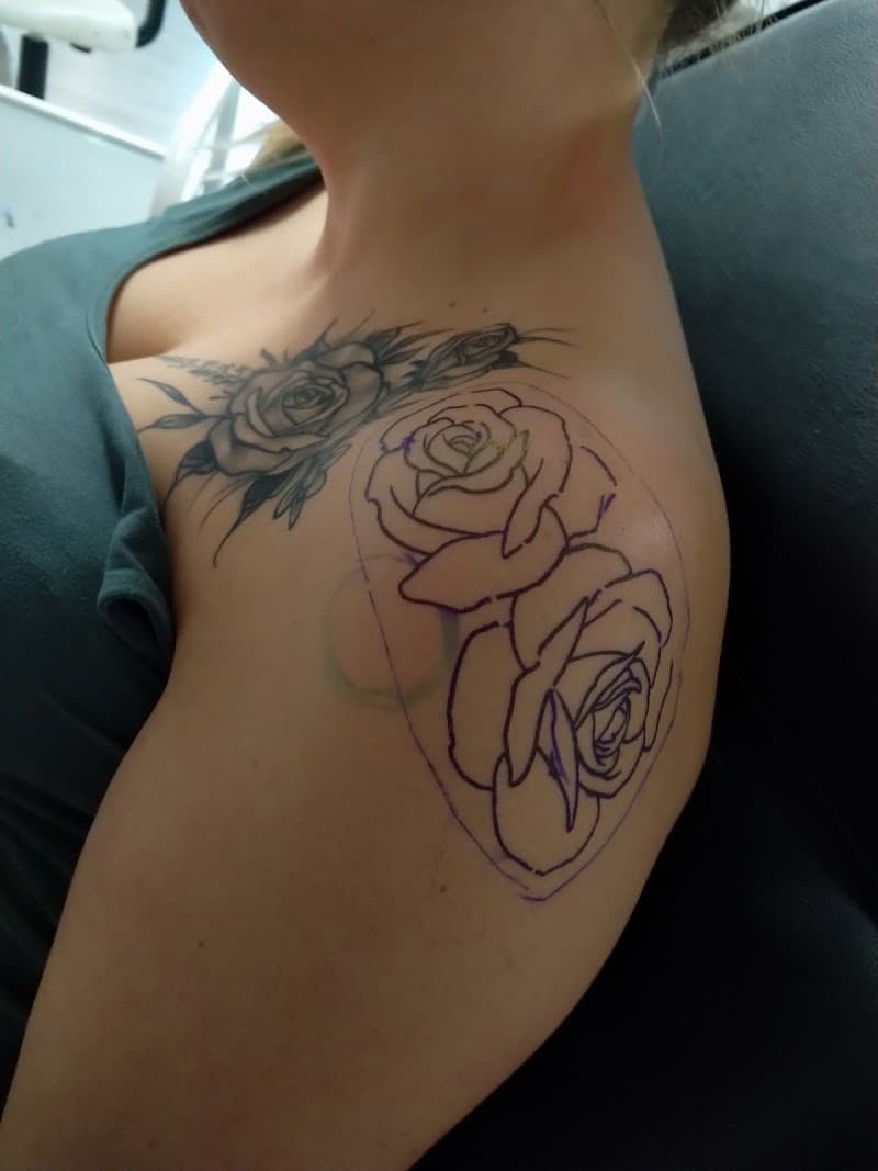 Bestaande roos tattoo en stencil voor twee nieuwe rozen op schouder.