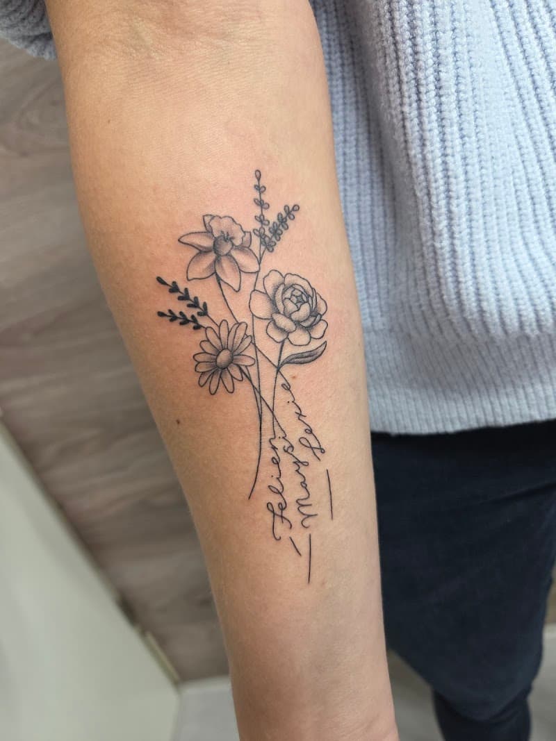 Fineline boeket met narcis, pioenroos, madeliefje en namen op onderarm.