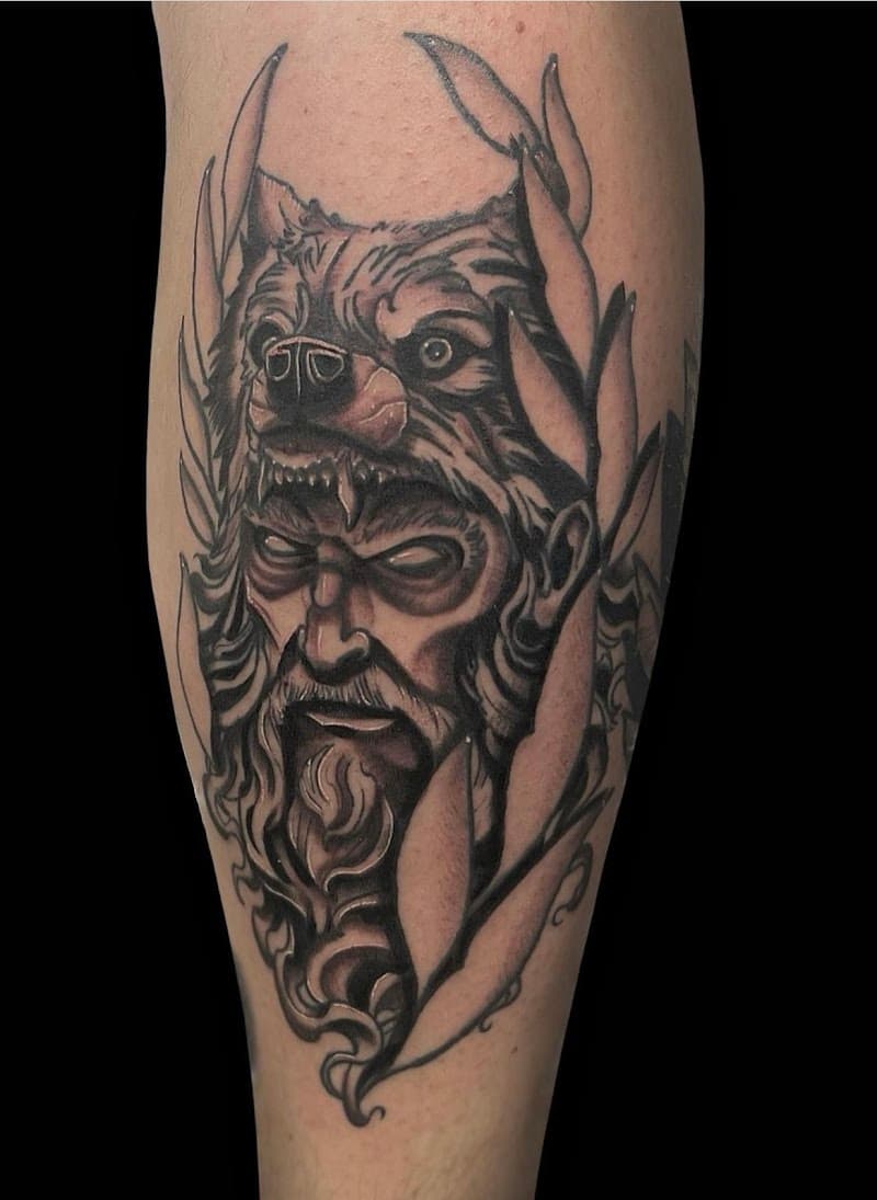 Man met baard en wolvenkop hoofdbedekking, omringd door bladeren.