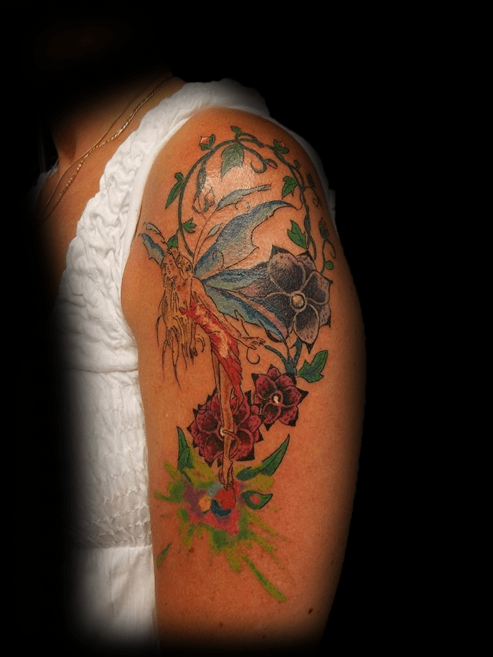 Kleurrijke fee met bloemen en klimop op bovenarm.