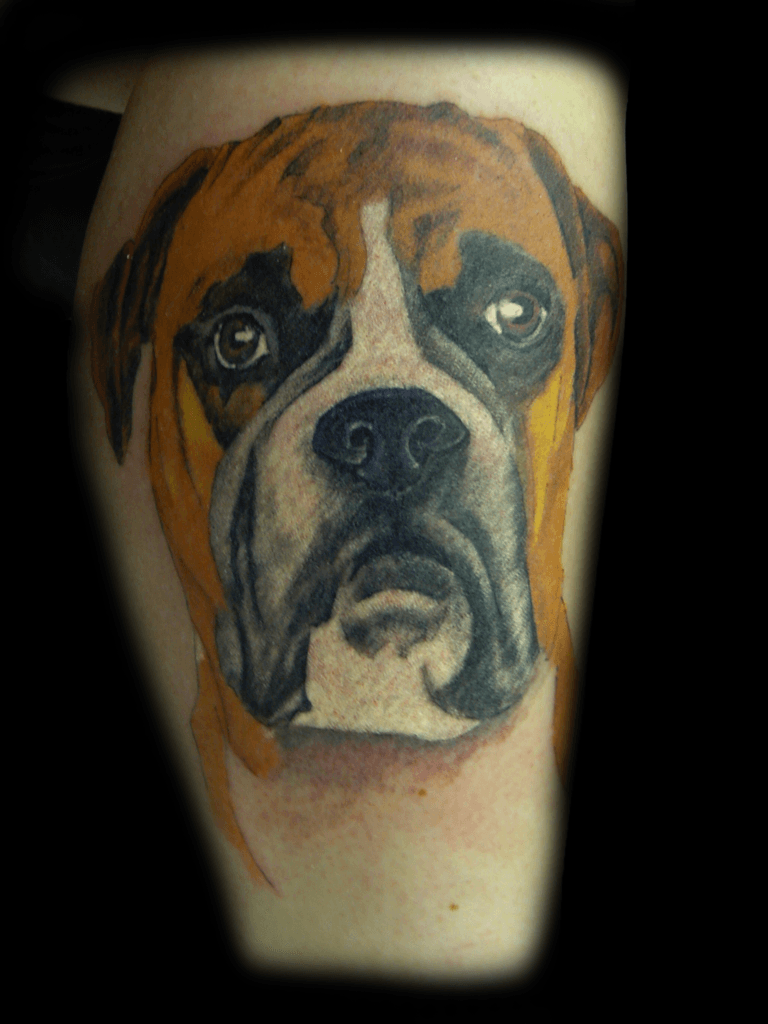 Realistisch portret van een Boxer hond op de bovenarm.