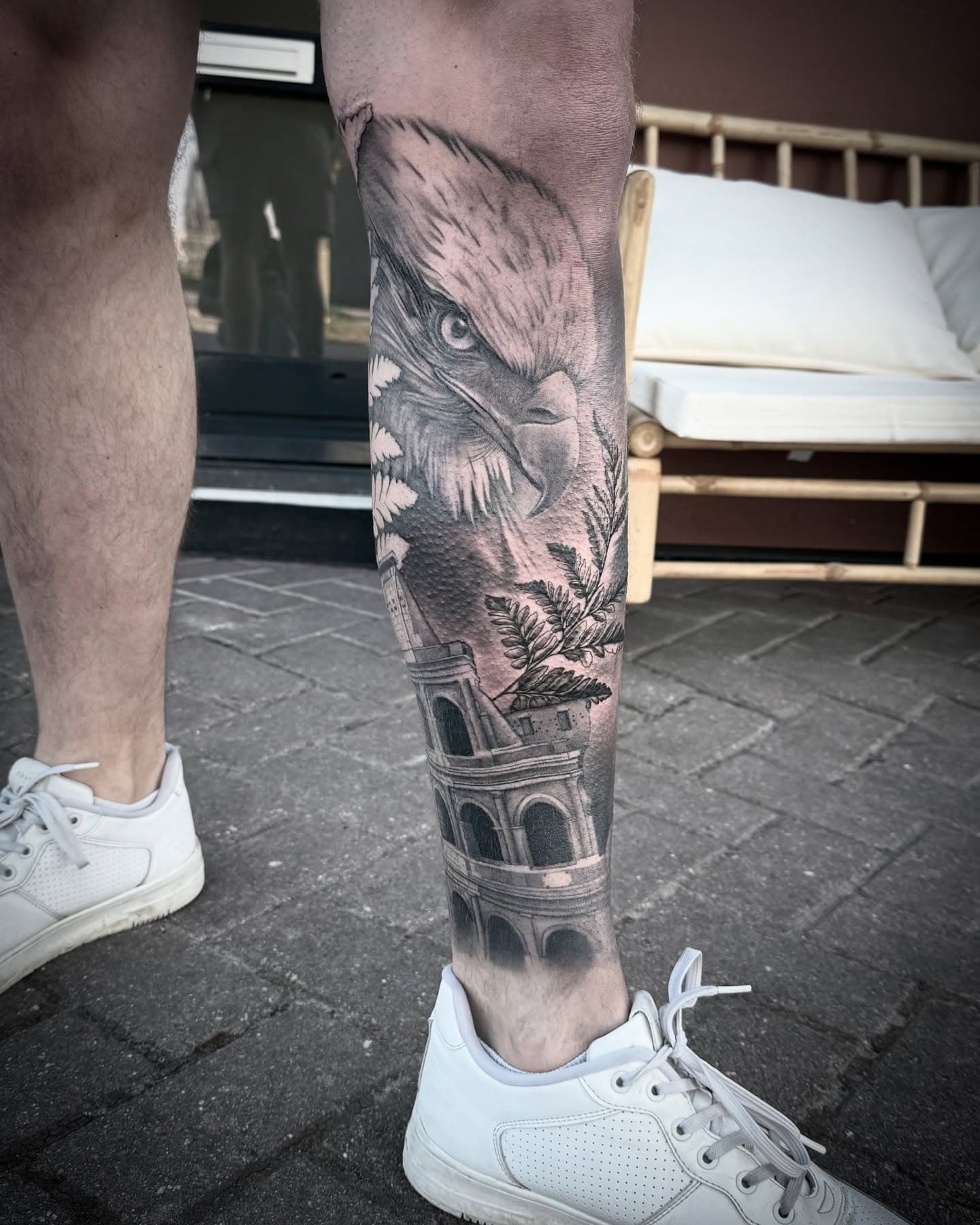 Realistische adelaar en Colosseum op onderbeen.