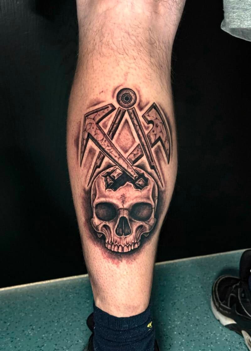 Realistische schedel met stenen passer en winkelhaak op onderbeen.