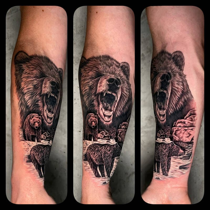 Realistische beren tattoo op onderarm, grote beer en twee kleinere.