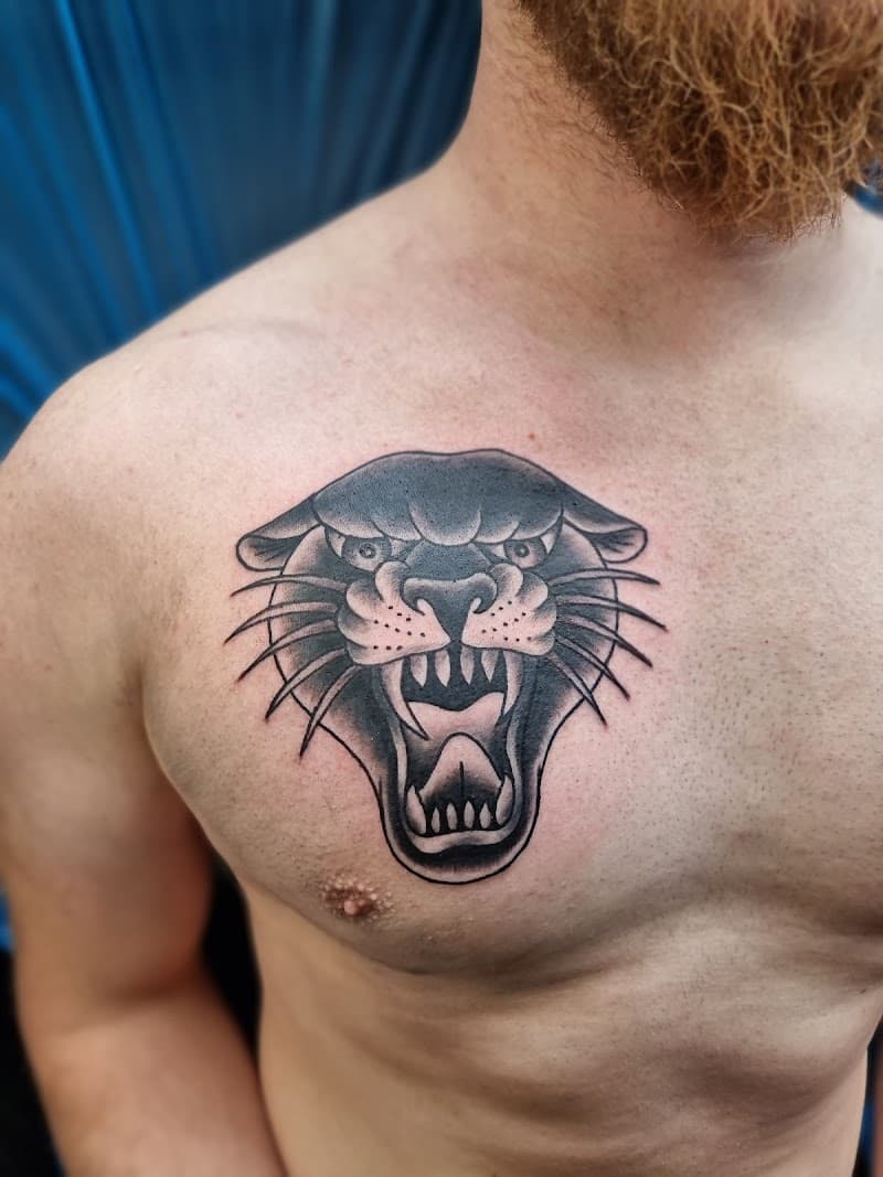 Zwart-wit traditionele panterkop op de borst.