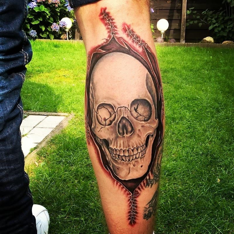 Realistische schedel die door de huid breekt op het onderbeen.