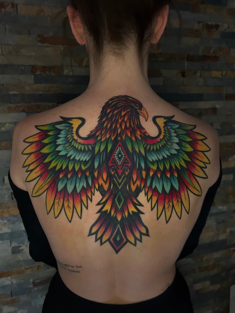 Kleurrijke neo-traditionele adelaar op de bovenrug.
