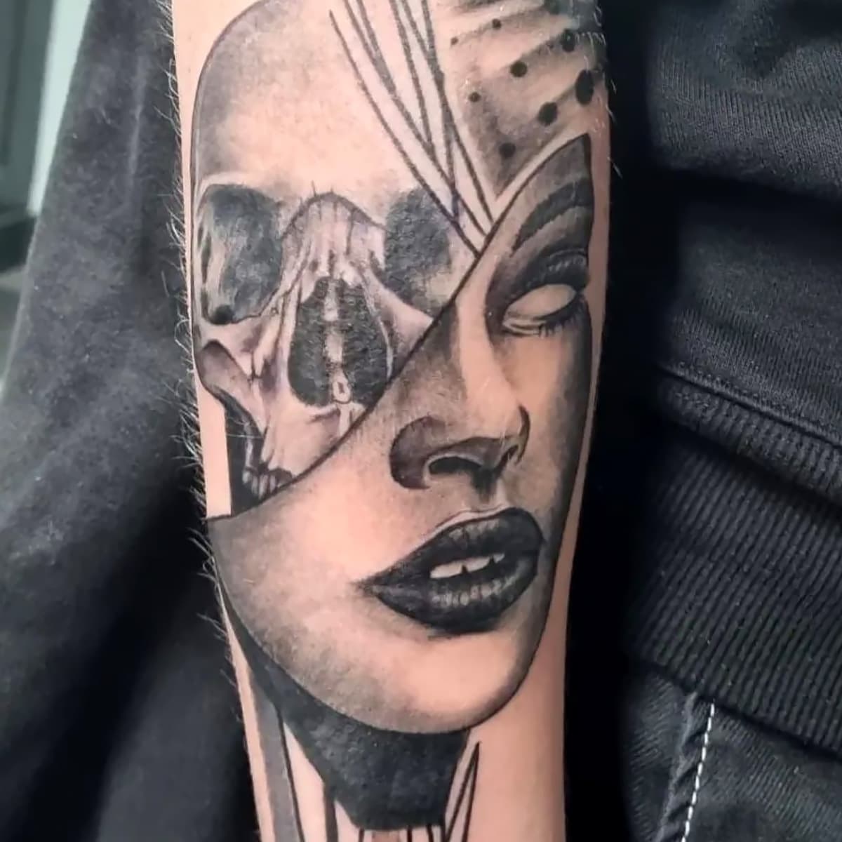 Blackwork tattoo van een vrouwengezicht dat overgaat in een schedel.