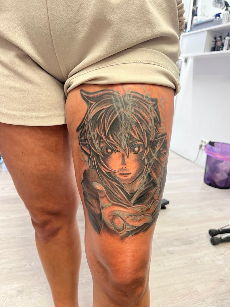 Grote anime karakter tattoo op het bovenbeen, lijkt op Link van Zelda.