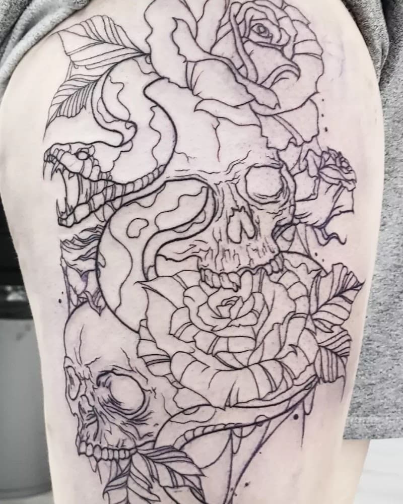 Lijntekening van twee schedels, een slang en rozen op de bovenarm.