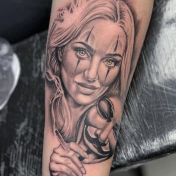 Realistisch portret van een vrouw met clownsmake-up en een Guy Fawkes masker.