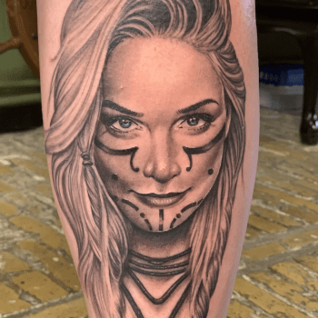 Realistisch portret van een vrouw met gezichtsbeschildering.