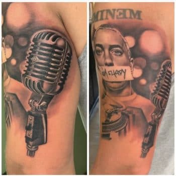 Realistisch portret van Eminem en een vintage microfoon op de bovenarm.
