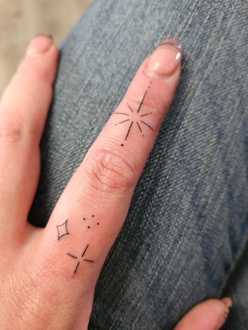 Fineline sterren, diamant en stippen op een vinger.
