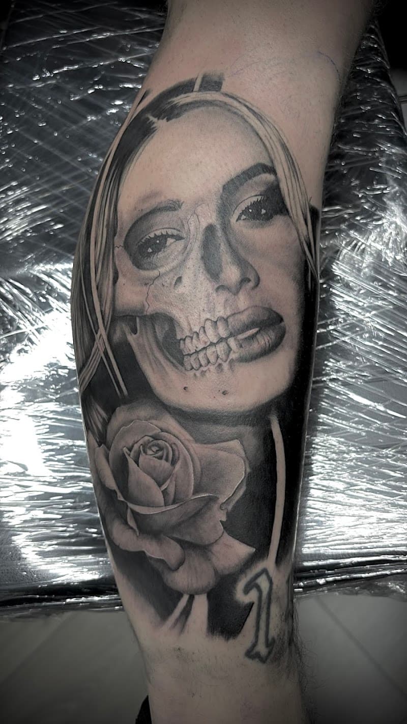 Realistisch portret van een vrouw met een half schedelgezicht en een roos.