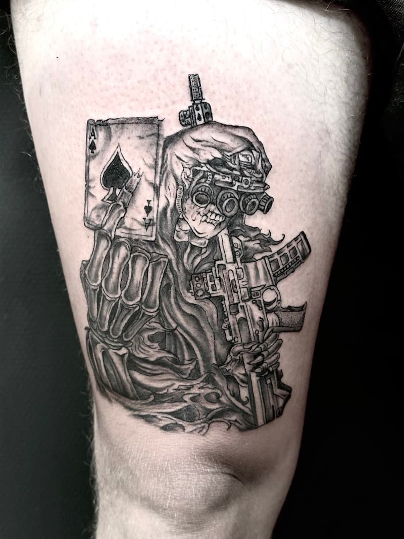 Skelet soldaat met nachtkijker, geweer en schoppenaas kaart.