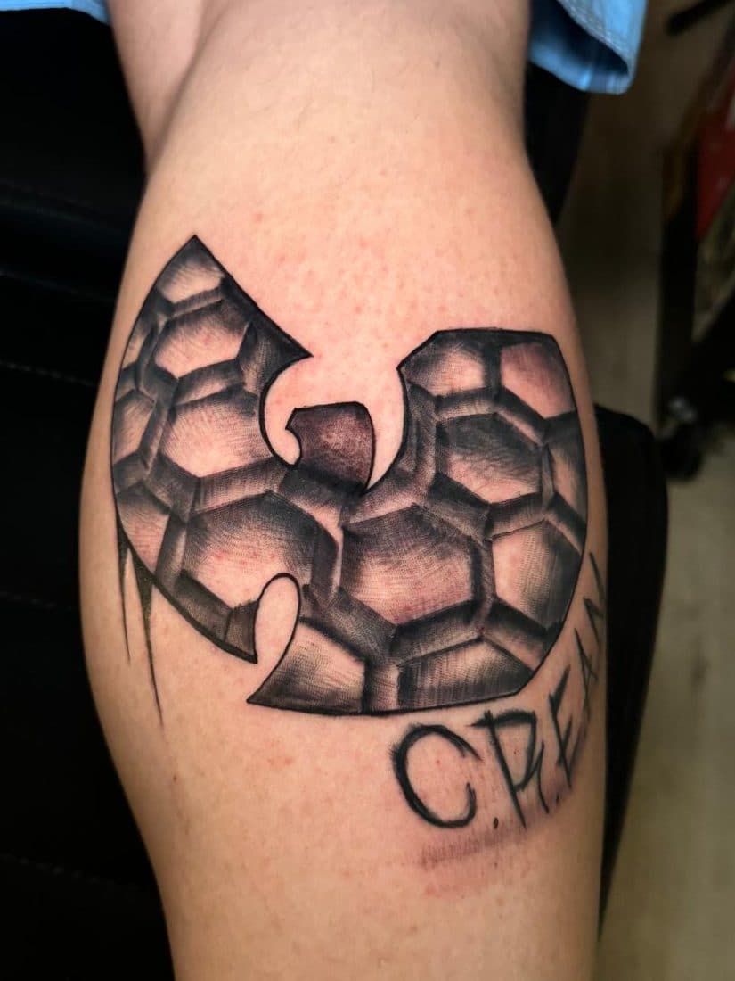 Wu-Tang Clan logo met honingraatpatroon en 'CREAM' tekst op kuit.