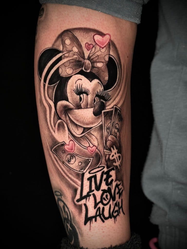 Blackwork Minnie Mouse met geld, hartjes en 'Live Love Laugh' tekst.