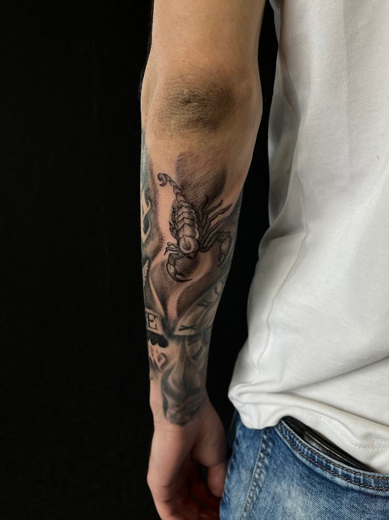 Zwart-wit realistische schorpioen tattoo op de onderarm.
