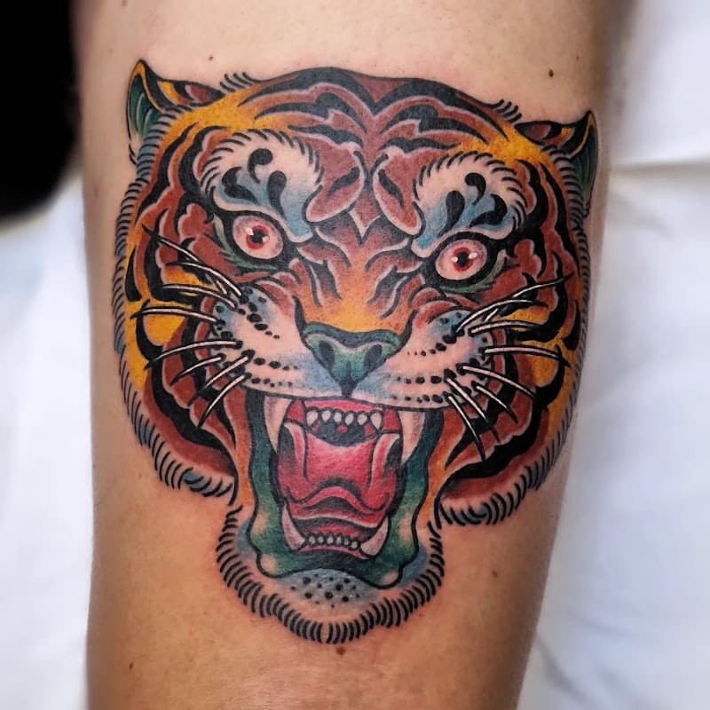 Traditionele tijgerkop tattoo, brullend met felle kleuren.