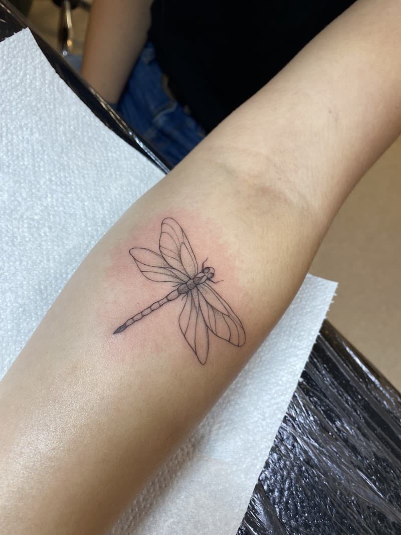 Fineline libel tattoo op de onderarm.