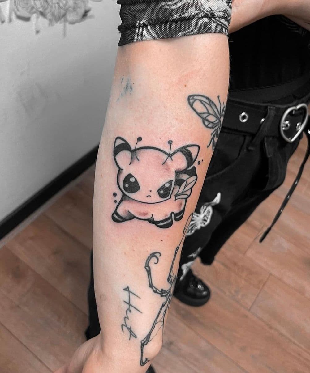 Schattige cartoon wezen tattoo op onderarm, fineline en blackwork.