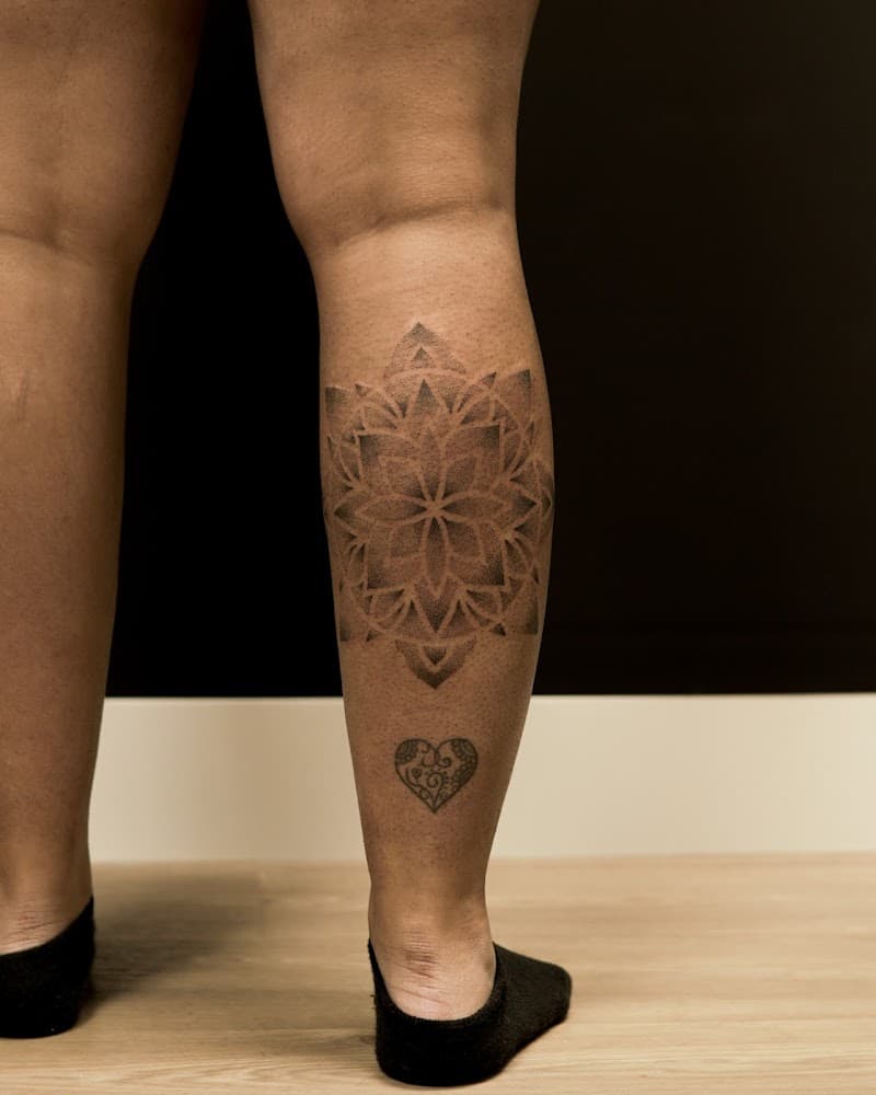Dotwork mandala en klein hartje op de kuit.