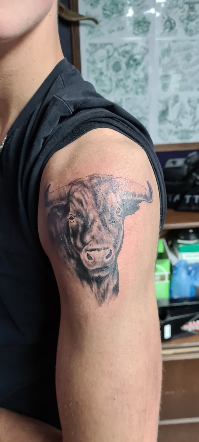 Realistische stierenkop tattoo op de bovenarm.