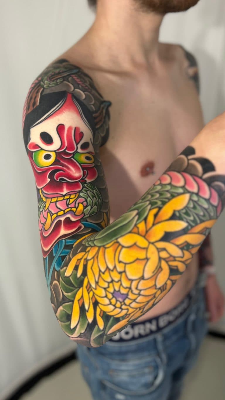Kleurrijke Japanse sleeve met Hannya masker en chrysant.