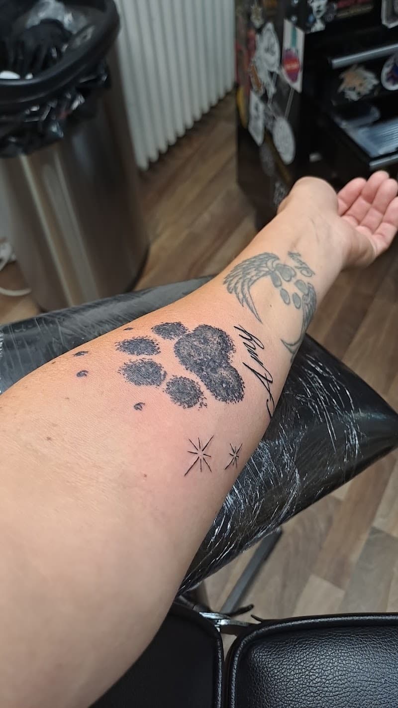 Pootafdruk, naam 'Amy' en sterretjes op onderarm.