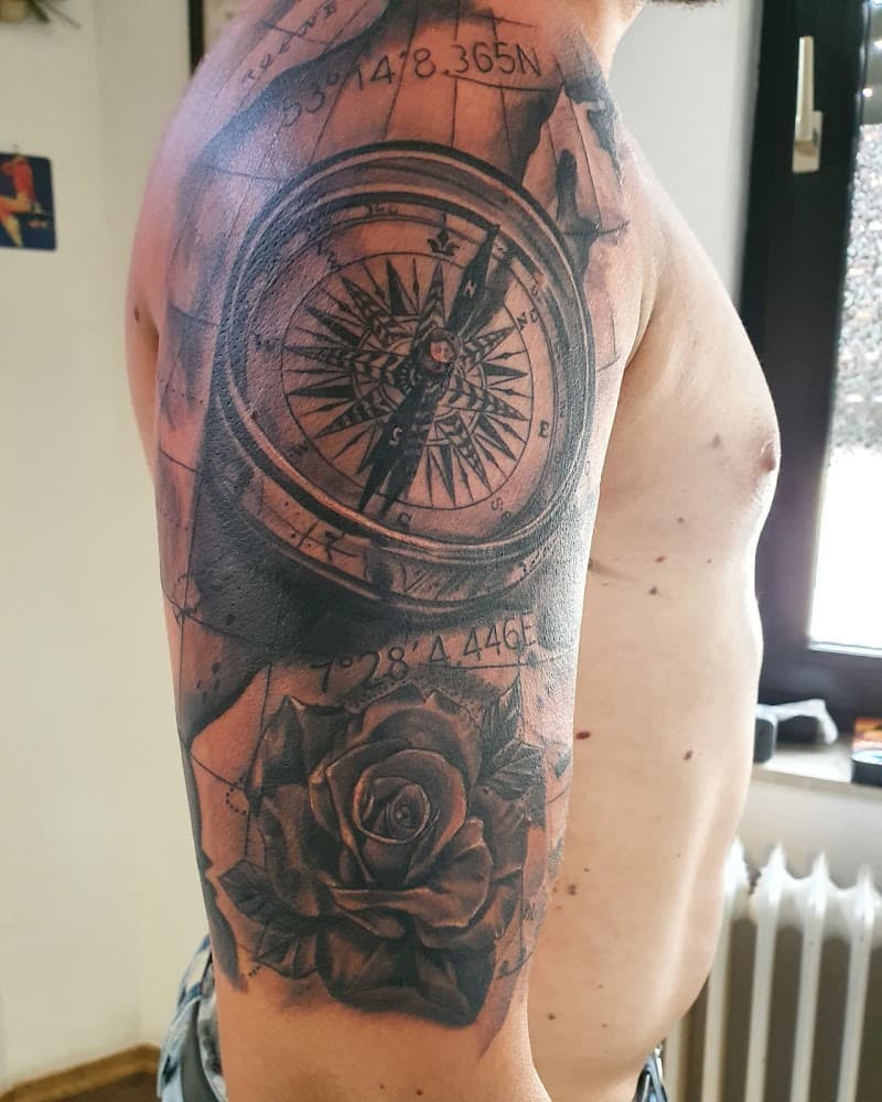Realistisch kompas, roos en landkaart op bovenarm.
