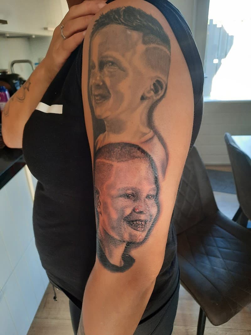 Realistische portretten van twee lachende jongens op bovenarm.