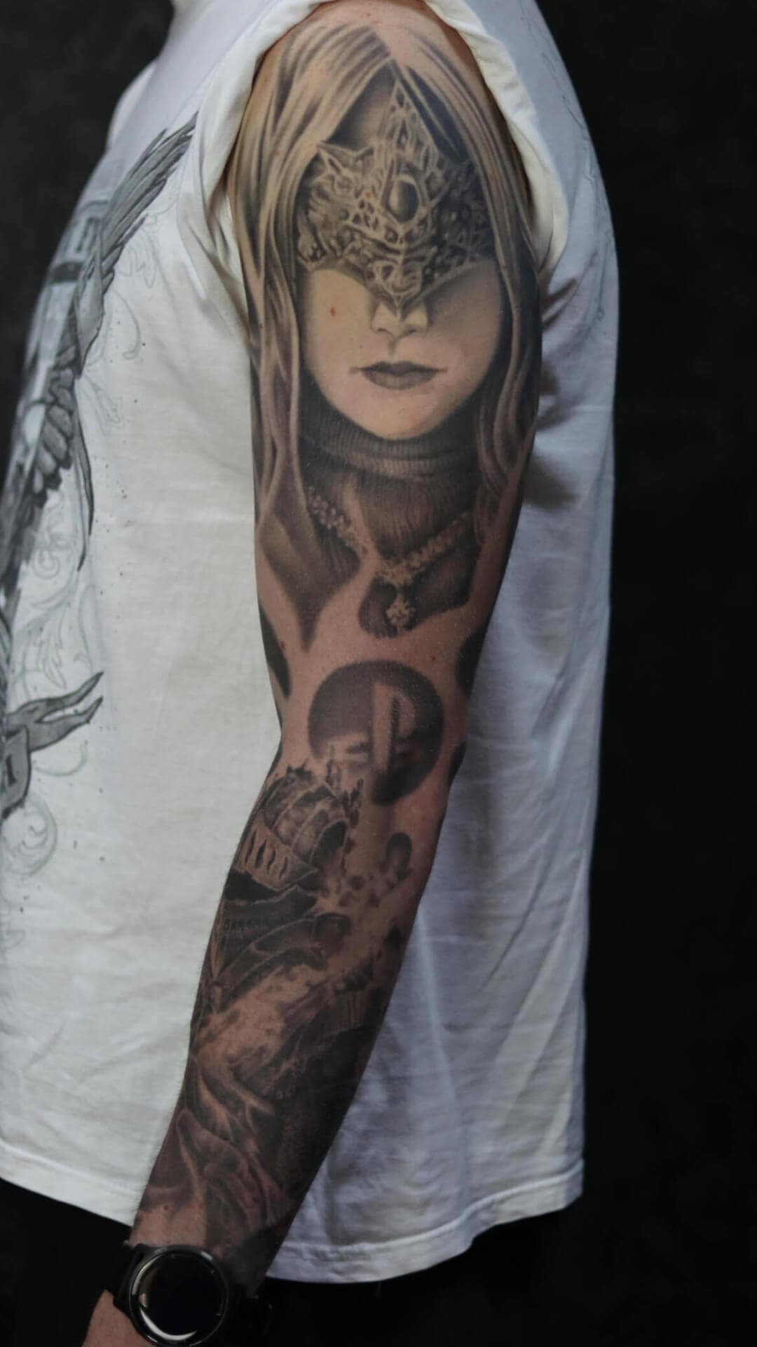 Gedetailleerde dark fantasy sleeve met gemaskerde vrouw en ridder.