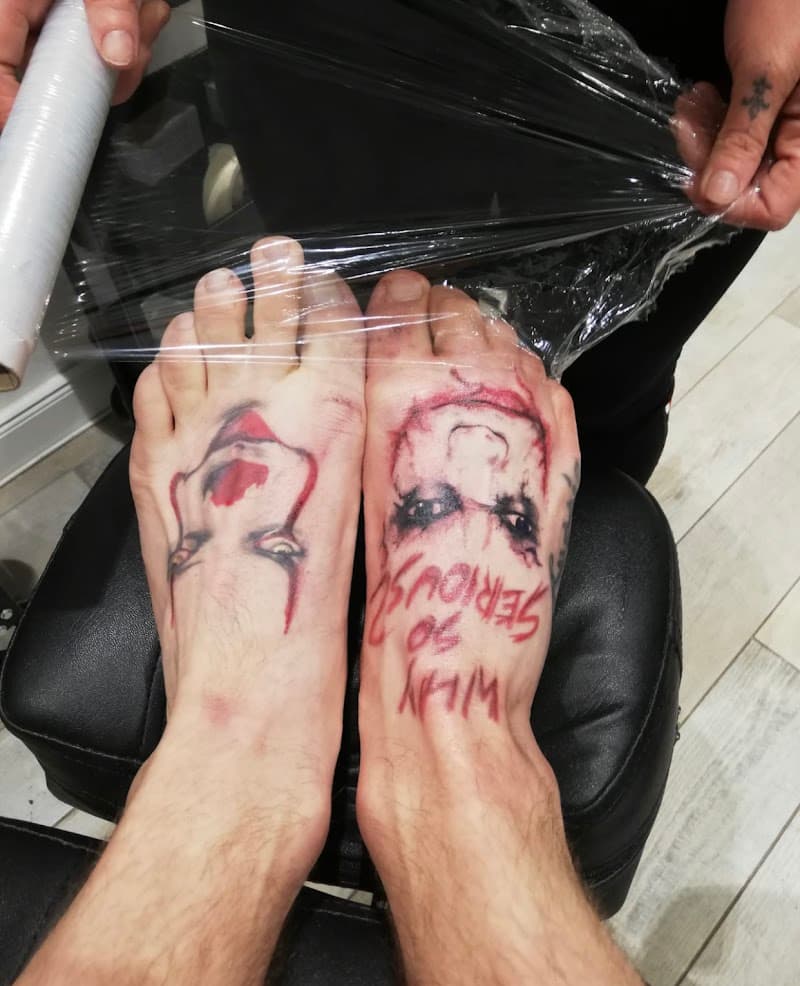 Joker gezicht en 'Why So Serious?' tekst op beide voeten.