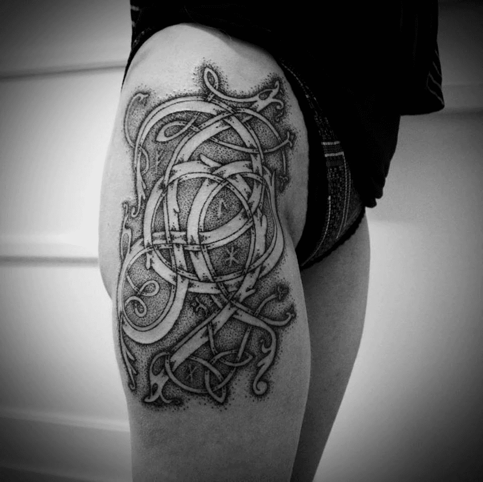 Grote Keltische knoop tattoo met dotwork op het bovenbeen.