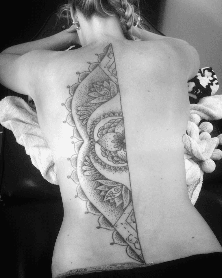 Grote dotwork mandala tattoo op de linkerhelft van de rug.