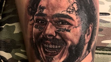 Realistisch portret van Post Malone met gezichtstatoeages en grill.