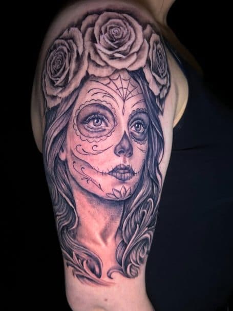 Zwart-wit portret van een vrouw met suikerschedel make-up en rozenkroon.