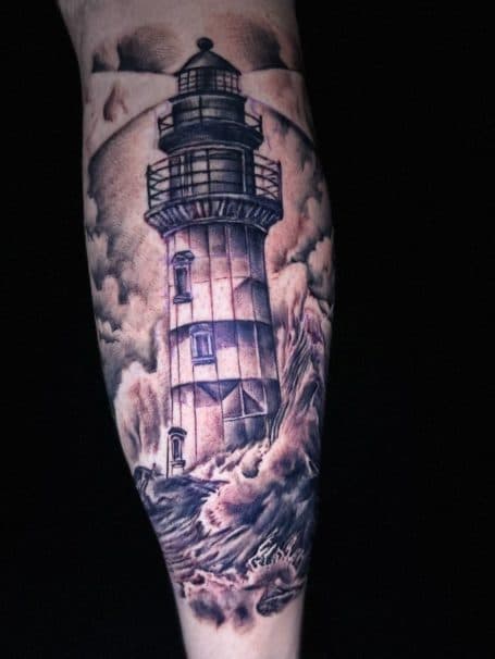 Realistische vuurtoren in storm op onderbeen